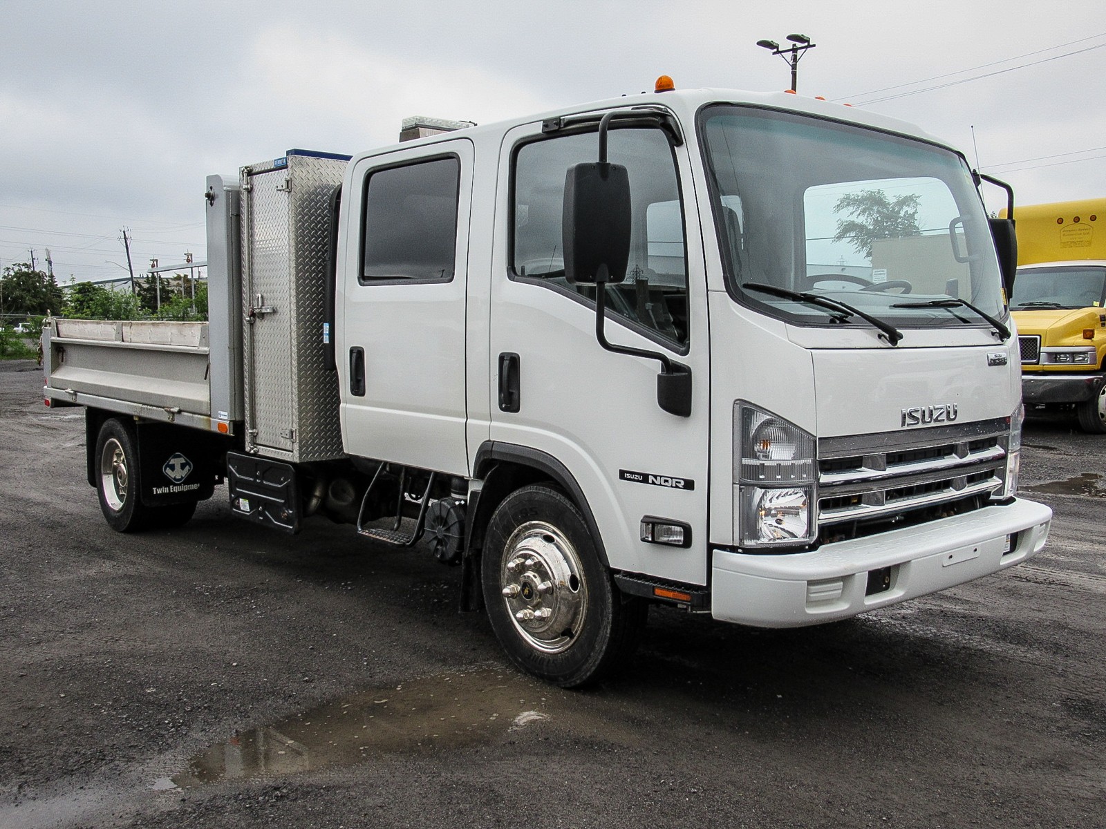 isuzu-nqr-2015-utility-service-trucks